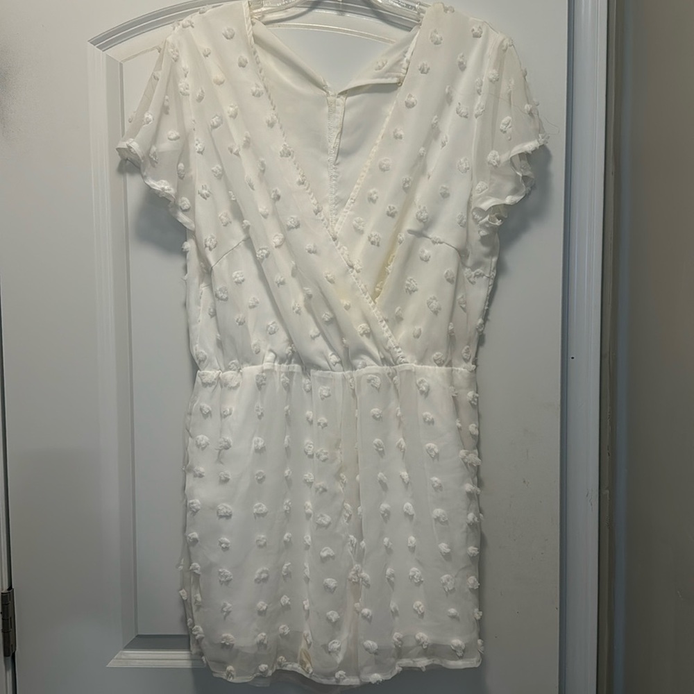 WOMANS WHITE SHORT SLEEVE JUMPSUIT